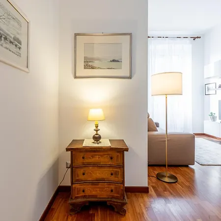 Luxury, Modern & Charming Near Station Apartment Milan